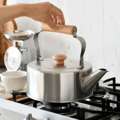 Wahei Freiz Freiz Chitose Stainless Steel Kettle 2.5L - Made In Japan 10 Wahei Freiz Freiz Chitose Stainless Steel Kettle 2.5L - Made In Japan -The Custom Chef Shop Freiz Chitose Stainless Steel Kettle 2.5L 01