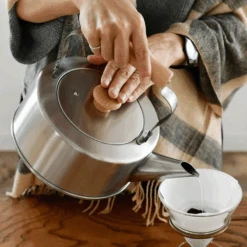 Wahei Freiz Freiz Chitose Stainless Steel Kettle 2.5L - Made In Japan 11 Wahei Freiz Freiz Chitose Stainless Steel Kettle 2.5L - Made In Japan -The Custom Chef Shop Freiz Chitose Stainless Steel Kettle 2.5L 02